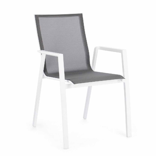 Silla Exterior Kledi Blanco de Bizzotto en un jardín moderno.