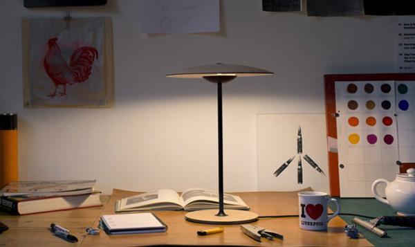 Completa tu oficina en casa con una lámpara de mesa de diseño