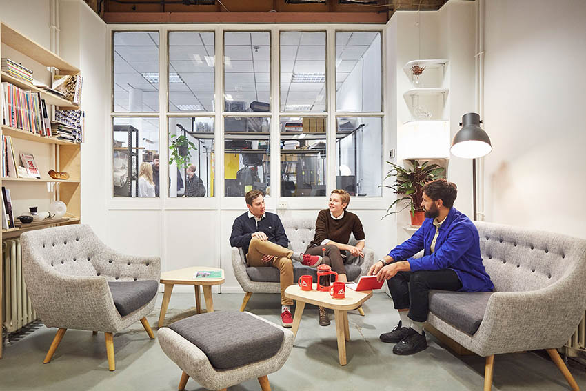 London-coworking-spaces-Makerveristy-sofas-retro